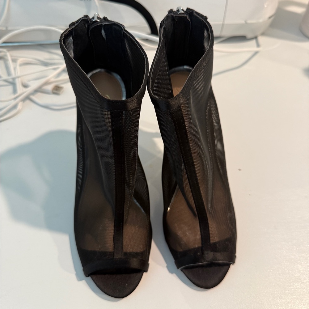 Badgley Mischka NWOT Never Worn Black Mesh Peep-Toe Booties